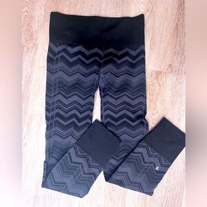 NWOT Lululemon Heathered Deep Coal Chevron Print Ebb To Street Legging Pant Sz 2